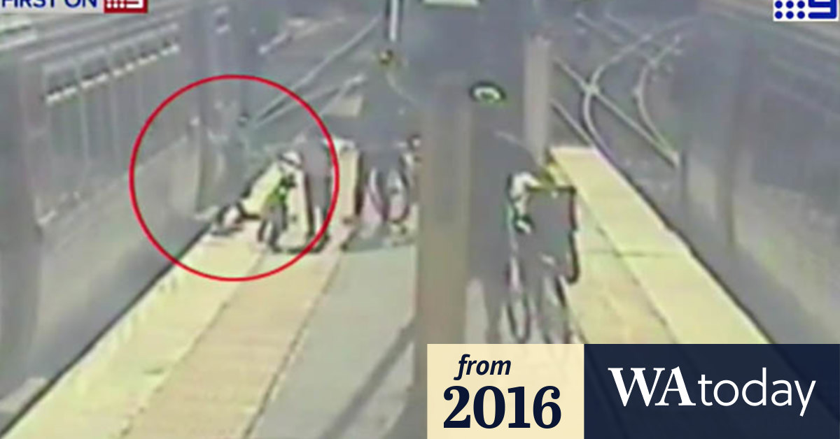 Video Child Falls Down Train Gap